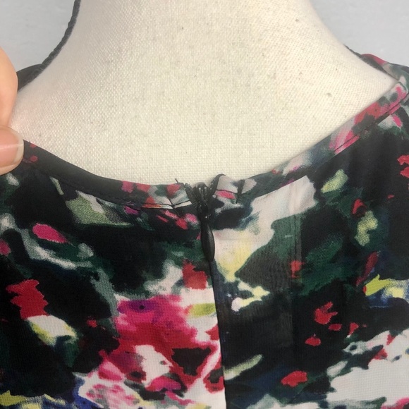 Beautiful Sleeveless Blouse - Picture 8 of 9